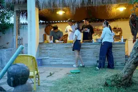 吃的是糖水里沉浮的黄桃，品的是满院的烟火人情 #我的乡村生活 #黄桃罐头 #新农人计划2025 #农村美食