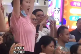 小朋友的每次演出 都少不了台下卖力的老师！#幼师 #舞蹈老师#路人视角 视频封面