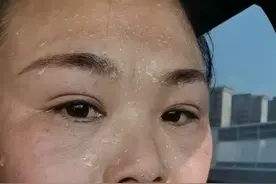 6月14日（采访）安徽：“咱开会空调吧 太热了”，大夏天着急送货又遇到车快没电！俩姐妹在车里大汗淋漓却不敢开空调，“开窗又风噪大 还有风阻”（视频来源：@防腐涂料 ）