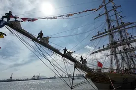 【迎风而立的姿势真帅！中国海军破浪舰技术停靠马来西亚】视频封面