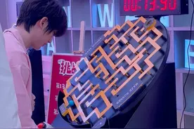 #丁程鑫15秒49第一 本次开xin玩吧冲榜赛，迎来了四位挑战者@张颜齐 #丁程鑫 @何炅 @吴泽林 。何老师率先取得了26秒的好成绩，“独孤求败”中～一起来看看其他三位挑战者有没有挑战成功吧！期待后续有更多的挑战者来刷新榜单～视频封面