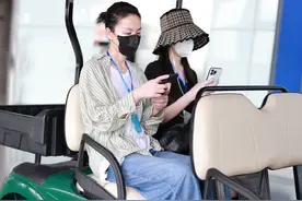 王菲陪李嫣术后返京，状态憔悴难掩天后气场，母女俩玩手机神同步视频封面