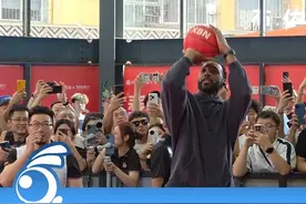 贵州到底谁在呀？麦迪啊！NBA球星麦迪投出贵州行首球，还与现场球迷微笑合照！