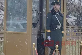 3月15日，北京迎来今春初雪，分享点赞一幅最美的“雪景”！顶风冒雪，随处可见武警官兵挺拔的身影，似青松似雕塑，岿然不动，为他们点赞！致敬！#北京下雪  #致敬人民子弟兵视频封面
