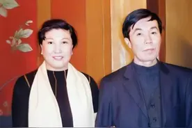 直到看见李玟的墓地杂草丛生，才知何庆魁的“深情”，难怪高秀敏宁背负骂名也要和他在一起 #李玟 #何庆魁 #高秀敏 #乐裕民 #明星人物传视频封面