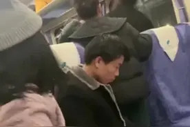 占座的总比被占的“有理”？网友称一对母女列车上抢占他人座位，还嚣张称：你哭一下就让给你！视频封面