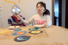迪迦被饿晕后婧姐遭“怪兽”挠脚心 #挠痒痒 #逗你一笑😅😅😅烦恼忘掉 #迪迦奥特曼 #看一遍笑一遍#看完不笑算我输视频封面