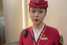 乘务小姐姐为您示范如何在列车上接开水！ #列车长 #高铁 #北京铁路 #高铁乘务员 #乘务日常