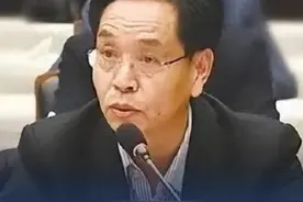 【#徐㼆被逮捕 】记者今天从最高人民检察院获悉，国家烟草专卖局原党组成员、副局长徐㼆涉嫌受贿一案，日前，经最高人民检察院指定管辖，河南省人民检察院依法以涉嫌受贿罪对徐㼆作出逮捕决定。该案正在进一步办理中。
2024年11月，经中共中央批准，中央纪委国家监委对国家烟草专卖局原党组成员、副局长徐㼆严重违纪违法问题进行了立案审查调查。经查，徐㼆“靠烟吃烟”、大搞权钱交易。（央视新闻）视频封面
