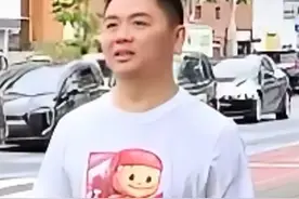 刘强东穿猪猪侠T恤现身日本，带火“中国动画战袍” #刘强东带火中国动画战袍  #刘强东 日前，网友在东京街头偶遇刘强东，其身着中国动画猪猪侠的衣服，一抹红色成为东京街头最靓的仔，很多网友跟风购入同款t恤，称其为“中国动画战袍”。目前这款猪猪侠t恤供不应求，都快把机器干冒烟了！网友：这泼天的富贵也终于是轮到猪猪侠了！#这泼天的富贵终于轮到猪猪侠了 （红星新闻）