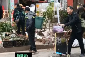 男子直接带着老鼠上街卖耗子药，网友：现在卖耗子药的都这么卷了吗（畅）来源：@酥肉香菜视频封面