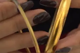 价值5万的两个金手镯在家被调换。女子：感觉是熟人作案，两人有嫌疑 #金手镯 #调包 #社会百态 #意不意外 #民生本地资讯视频封面