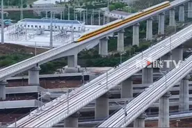 沪渝蓉高铁沪宁段建设顺利推进，通车后上海到重庆高铁时间将缩短一半，减至5.3小时左右。沪渝蓉高铁起自上海，贯穿4省2市，止于四川成都站，预计2030年前全面建成。#媒体精选计划视频封面