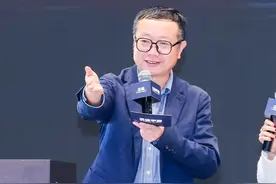 #刘慈欣要魔改三体 被剧组无情拒绝！原作者也要尊重原著。昨天的世界科幻大会#三体全球粉丝分享会 上，大刘表示：曾和电视剧剧组提过，希望把原来打在视网膜上的幽灵倒计时改打到太阳上，结果被遭到了剧组的坚定拒绝。#三体 #三体电视剧 #刘慈欣