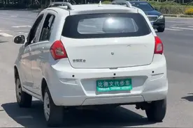 快车道上电动车“任性”逆行，上下班高峰期极易出现事故。#河南dou知道视频封面