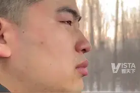 2月17日，河北唐山。男子看到女友手受伤流血，自责哭泣眼泪止不住的流，女友：第一次见他哭，自己很感动。