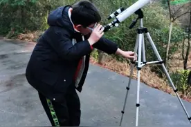 天空中出现一串珍珠项链似的神秘白点！ 天空中出现奇怪的现象，大家快过来看看是怎么回事？#天象奇观 #亲子特效短视频 #亲子互动 #特效视频 #内容启发搜索 @抖音创作小助手 @抖音短视频 @DOU+小助手 @DOU+上热门 @抖音艺术视频封面