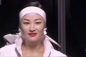 老牌国模们，集体回归吕燕品牌十周年大秀！
这台风太稳了，你认出几个？
#COMMEMOI  #hello时尚季  #上海时装周  #时尚 
 #瞿颖视频封面