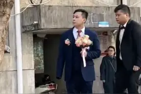 结婚当天新郎去接新娘子，结果新娘竟然去考试了不在家！网友：新娘绝对是人间清醒#婚礼现场 #结婚 #万万没想到 #新娘 #视频封面