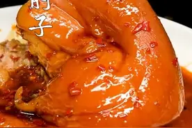 蒸肘子 过年餐桌上少不了的菜~蒸肘子，今天我告诉大家简单易学的做法，皮糯肉嫩，肥而不腻，入口即化 #春节必囤美食推荐#抖音新春吃喝玩乐节 #新春年味大赏#这家店回头客超多#帝一铭