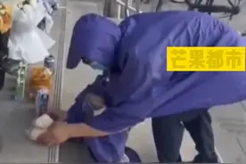 他心里的大雨也许永远也不会停了！郑州雨衣爸爸遇难女儿的手机被找到，清淤工人藏起后自用，手机被用到超额欠费。称自己和妻子自女儿去世后“精神不是很正常”#可怜天下父母心 #雨衣爸爸心里的大雨也许永远也不会停了 #雨衣爸爸 视频封面