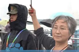 河南妈妈坐一夜车去看执勤的儿子，见到后却只是呢喃：看一眼就行了（记者：商丘日报 李岩）