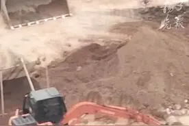 挖掘机筛土寻找胡鑫宇饭卡，律师称胡鑫宇饭卡涉及路线和指纹比较重要视频封面