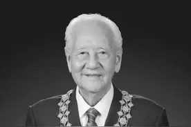 【东湖屏说】为核潜艇隐姓埋名30载，黄旭华今天终于“回家”，骨灰回到家乡广东汕尾安放，山河明月照我还乡。