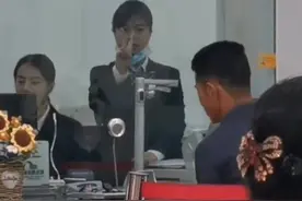 11月6日贵州贵阳，柜姐用手语接待聋哑储户，银行：她是我们这优秀员工，手语是自学的，“微不足道的事，是我们应做该的”视频封面