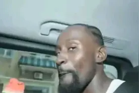 甲亢哥展示华为三折叠多平台看直播效果，一车人在吃没熟的西瓜