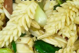 家常菜分享 大蒜炒鱿乌的做法#每日美食分享 #爱生活爱美食 #大蒜炒鱿乌的做法视频封面