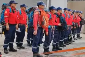 3月29日，广东深圳，根据应急管理部指示，深圳公益救援队23名队员16:30将从深圳机场出发前往缅甸。队伍先乘坐飞机抵达缅甸仰光，随后去往震中的实皆和曼德勒。有救援队员称：“今夜8点前将抵达缅甸仰光，做好连夜开展救援作业准备，在路上尽快休息。”#缅甸地震  #深圳公益救援队  #抗震救灾  #正能量 @抖音短视频 @DOU+小助手视频封面