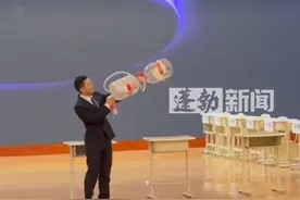 教学中发现孩子们喜欢爆炸实验 化学老师自制丁烷脉冲炮 水桶喷火科技感满满 “学生很激动” #化学老师自制丁烷脉冲炮视频封面