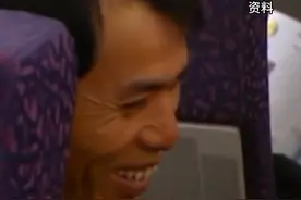 “中国护照掉了？没关系，会唱国歌就行！”空姐讲述真实的撤侨故事#感动瞬间 #为祖国点赞 视频封面