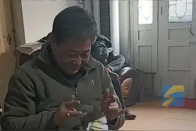 2月4日（采访），山东淄博，女儿养猫父母总嫌弃，抱回猫咪后老两口秒变“猫奴”，爸爸天天逗猫，妈妈亲手给小猫缝衣服。你家的家长能逃过“养宠物真香定律吗”？@🍧__ #猫咪 #宠物 #真香警告视频封面