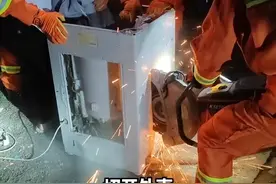 男子手指被卡洗衣机，消防员十分钟破拆，手掌安然无恙。（供稿：宁波消防）#消防员拆洗衣机 #浙江dou知道 @抖音短视频 视频封面