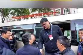 姚明VS中巴车 等于普通人坐面包车 厦门市民亲测姚明身高