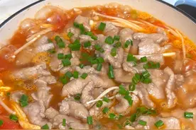 以后在家想吃滑肉，你就试试像我这样做吧，做法简单，肉片滑嫩又好吃！大人孩子都爱吃#番茄滑肉 #美食教程