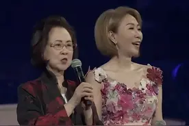 回顾﻿#琼瑶阿姨﻿  在2023年《当那一首歌响起》创作60周年演唱会上的画面，“我为什么要做这么辛苦的60年，一切都是因为你们（粉丝），我觉得我的一生值得的。”