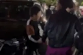 “戏精附体”！男孩踩引擎盖被抓自扇巴掌哭诉还小视频封面