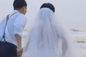 6月22日据中国新闻周刊报道，杭州的阿珍和阿强见面9天闪婚一年后又离婚，男方告前妻骗婚，要求退换20万彩礼和“三金”视频封面