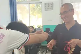 6月20日河北（发布）毕业季来临，男孩为老师献上“束脩礼”，递给老师后，后撤步，郑重行弯腰三礼，老师满是感动和欣慰地看着他，眼中泛起泪花，网友：他甚至贴心为老师准备了塑料袋，这肯定是老师最不舍得吃的一块肉！