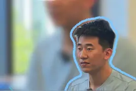 “小短腿”机器人如何“逆袭”？（记者：闫雨昕 陈硕 制作：张倩） #机器人马拉松 #人形机器人视频封面