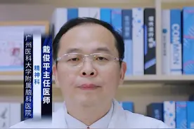 #涨知识 焦虑症用奥氮平主要是因为该药物可以起到增效剂的作用，奥氮平属于一种非经典抗精神病药，对多种受体系统均有药理作用，治疗焦虑症时常作为联合用药。
在治疗焦虑症时，临床通常会用到帕罗西汀、文拉法辛、度洛西汀等药物。在服用以上药物时还需要服用奥氮平，能够增加其他抗焦虑药物的临床疗效。如果焦虑症患者还出现睡眠障碍，也可以在晚上睡觉之前服用奥氮平，可起到镇静助眠的功效。所以焦虑症患者也可以适当地添加奥氮平作为治疗药物，可帮助起到更好的治疗效果。温馨提示：患者用药治疗时需严格遵医嘱使用相应药物，不可自行停药、减量或加量，以免发生药物不良反应。#夏季健康全攻略 #小荷健康问专家 @创作灵感小助手视频封面