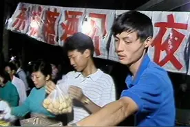 成都人习惯吃了晚饭就出去逛一下，上世纪90年代，夜市在成都应运而生，春熙路夜市、北大街夜市、牛市口夜市...评论区聊聊你印象最深的夜市记忆。#镜头里的成都