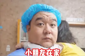 我家小朋友总是光着小脚丫在家跑来跑去，说了也不听，赶紧call二蛋叔叔前来~#萌娃克星二蛋叔叔 #育儿 #人类幼崽成长记 视频封面