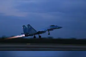 据央视新闻8月2日22时消息，解放军空军苏-35战机穿越台湾海峡。视频封面