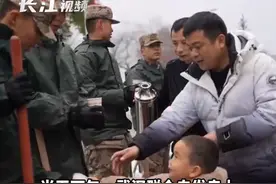 “你们喝杯热水再走吧！”群众欢送除雪除冰子弟兵回营
2月22日，武警湖北省总队武汉支队官兵携带铁锹等工具，前往武汉三镇主要街道上执行清理积雪、疏导交通等任务。当天下午，武汉群众自发走上积雪积冰被子弟兵清理干净的街头，送热水供他们饮用，欢送他们返回营地。视频封面