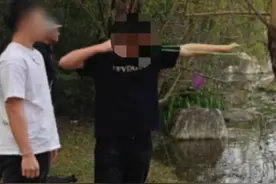 成都两男子在公园用弹弓打“三有”动物小䴙䴘， 目击者：男子打了多次 小䴙䴘不动了，警方已介入，正在进一步调查视频封面