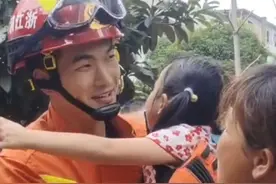女童被卡自行车，获救后想要消防员抱抱。视频封面